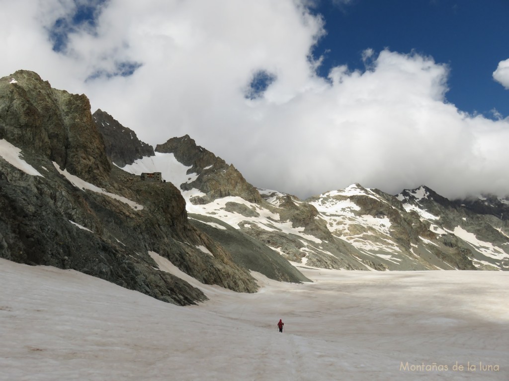 Bajando por el Glaciar Blanc, en el centro izquierda el Refugio Des Écrins